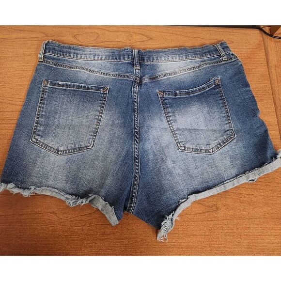 💕Scoop 20 blue denim shorts. Measures approx 38 waist, 3 inseam and 13 rise - Picture 5 of 5